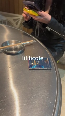 专泡良家大神『LILILICOLE』翘臀骚货一边穿着高跟黑丝一边女上摇摆，只需躺着据能享受全自动炮架服务 截图9