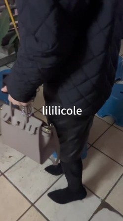 专泡良家大神『LILILICOLE』翘臀骚货一边穿着高跟黑丝一边女上摇摆，只需躺着据能享受全自动炮架服务 截图13