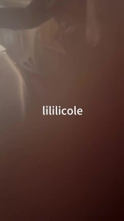 专泡良家大神『LILILICOLE』翘臀骚货一边穿着高跟黑丝一边女上摇摆，只需躺着据能享受全自动炮架服务 截图15