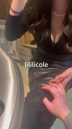 专泡良家大神『LILILICOLE』翘臀骚货一边穿着高跟黑丝一边女上摇摆，只需躺着据能享受全自动炮架服务 截图16