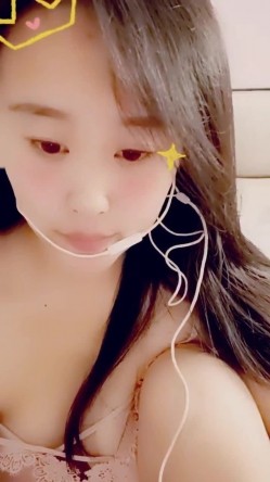 最美哺乳期宝妈【哺乳期】为了生活下海~直播挤乳汁!湿哒哒，小少妇颇有几分姿色 截图1