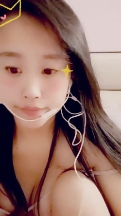 最美哺乳期宝妈【哺乳期】为了生活下海~直播挤乳汁!湿哒哒，小少妇颇有几分姿色 截图2