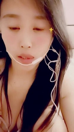 最美哺乳期宝妈【哺乳期】为了生活下海~直播挤乳汁!湿哒哒，小少妇颇有几分姿色 截图3