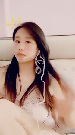 最美哺乳期宝妈【哺乳期】为了生活下海~直播挤乳汁!湿哒哒，小少妇颇有几分姿色 截图4