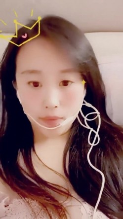 最美哺乳期宝妈【哺乳期】为了生活下海~直播挤乳汁!湿哒哒，小少妇颇有几分姿色 截图5