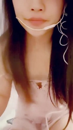 最美哺乳期宝妈【哺乳期】为了生活下海~直播挤乳汁!湿哒哒，小少妇颇有几分姿色 截图7
