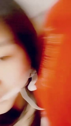 最美哺乳期宝妈【哺乳期】为了生活下海~直播挤乳汁!湿哒哒，小少妇颇有几分姿色 截图9