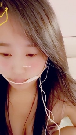 最美哺乳期宝妈【哺乳期】为了生活下海~直播挤乳汁!湿哒哒，小少妇颇有几分姿色 截图11
