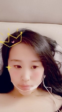 最美哺乳期宝妈【哺乳期】为了生活下海~直播挤乳汁!湿哒哒，小少妇颇有几分姿色 截图15