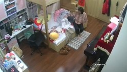 表妹卧室暗藏摄像头偷拍表妹穿小背心,好可爱的两只白瓷玉乳 截图12