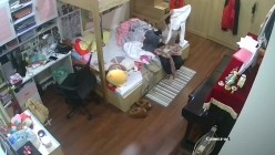 表妹卧室暗藏摄像头偷拍表妹穿小背心,好可爱的两只白瓷玉乳 截图16