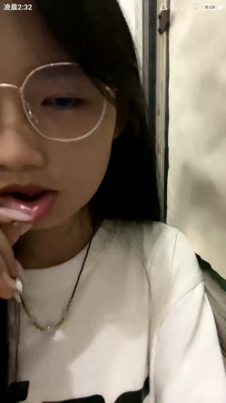 ️正宗大学生宿舍直播【困困兔】道具狂插流白浆，眼镜妹，室友睡着偷偷脱光，身材不错诱人 截图4