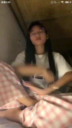 ️正宗大学生宿舍直播【困困兔】道具狂插流白浆，眼镜妹，室友睡着偷偷脱光，身材不错诱人 截图9