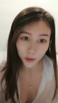 极品高颜冷艳御姐，反差小妈感女主播「金刚护撸娃」「小奶猫」激情淫语撩骚，和姐妹下海大秀，互舔互口假鸡巴互插 截图2