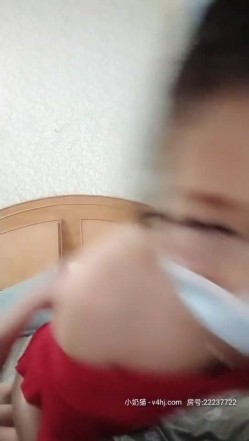 偷情老骚妈揉着骚奶子勾引年轻大哥，口交大鸡巴让大哥舔逼玩穴高喷了，撅着屁股让大哥暴力抽插草舒服了 截图1