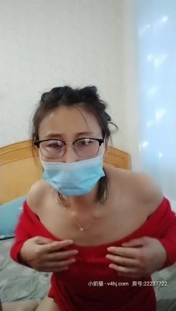 偷情老骚妈揉着骚奶子勾引年轻大哥，口交大鸡巴让大哥舔逼玩穴高喷了，撅着屁股让大哥暴力抽插草舒服了 截图2