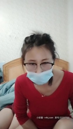 偷情老骚妈揉着骚奶子勾引年轻大哥，口交大鸡巴让大哥舔逼玩穴高喷了，撅着屁股让大哥暴力抽插草舒服了 截图13