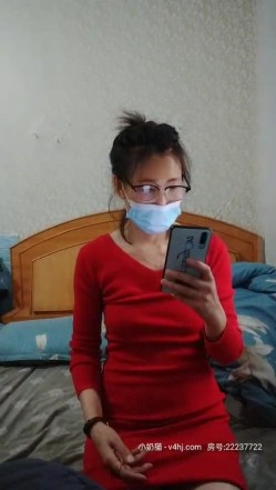 偷情老骚妈揉着骚奶子勾引年轻大哥，口交大鸡巴让大哥舔逼玩穴高喷了，撅着屁股让大哥暴力抽插草舒服了 截图16