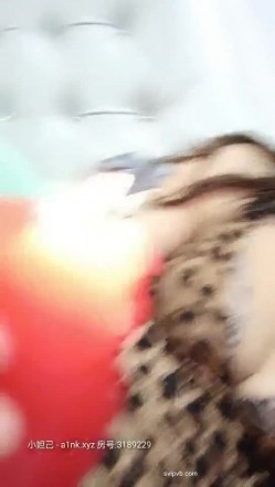 颜值奶妈-草莓洛儿- 和网友聊骚’无套不内，爱深了你想生几个我都可以呀‘，阴道滴蜡烛，手指肉棒插逼，淫汁好浓烈！ 截图5