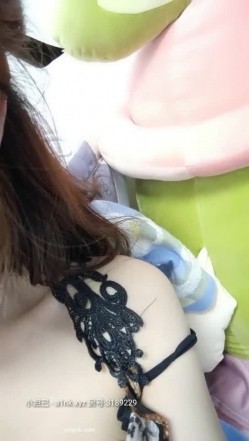 颜值奶妈-草莓洛儿- 和网友聊骚’无套不内，爱深了你想生几个我都可以呀‘，阴道滴蜡烛，手指肉棒插逼，淫汁好浓烈！ 截图7