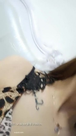 颜值奶妈-草莓洛儿- 和网友聊骚’无套不内，爱深了你想生几个我都可以呀‘，阴道滴蜡烛，手指肉棒插逼，淫汁好浓烈！ 截图10