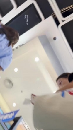 街拍抄底大神『KFC』全是青春靓妹 好看的小姐姐 截图14
