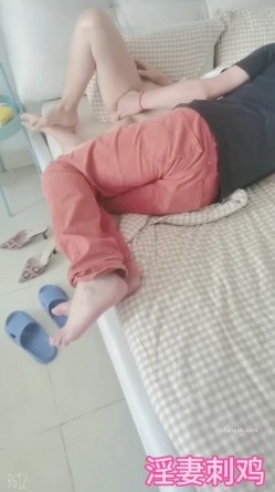 顶级淫妻博主【刺鸡】，挺漂亮的少妇，约大学生3P和4P，完美露脸，好淫荡的场景 截图1