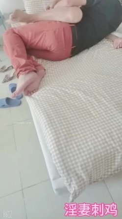 顶级淫妻博主【刺鸡】，挺漂亮的少妇，约大学生3P和4P，完美露脸，好淫荡的场景 截图7
