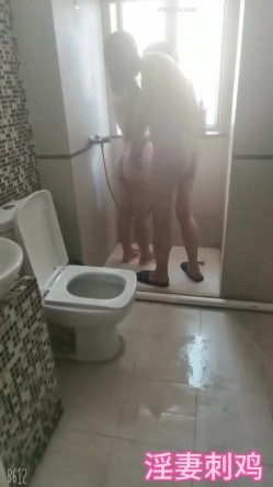 顶级淫妻博主【刺鸡】，挺漂亮的少妇，约大学生3P和4P，完美露脸，好淫荡的场景 截图13