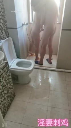 顶级淫妻博主【刺鸡】，挺漂亮的少妇，约大学生3P和4P，完美露脸，好淫荡的场景 截图14