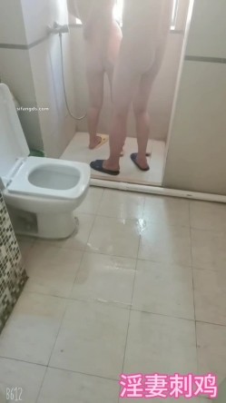 顶级淫妻博主【刺鸡】，挺漂亮的少妇，约大学生3P和4P，完美露脸，好淫荡的场景 截图16
