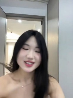 长发重口骚妹【xyebobs】最新福利，骑乘抽插特写，淫荡喷水，爆浆吐奶 截图6