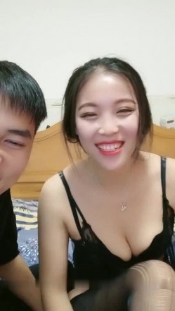 红唇骚女【金牌小可】和链子小哥双人啪啪，情趣装黑丝口交足交上位骑乘，性感大屁股大力撞击 截图3