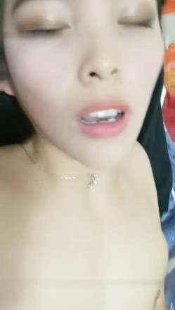 红唇骚女【金牌小可】和链子小哥双人啪啪，情趣装黑丝口交足交上位骑乘，性感大屁股大力撞击 截图14