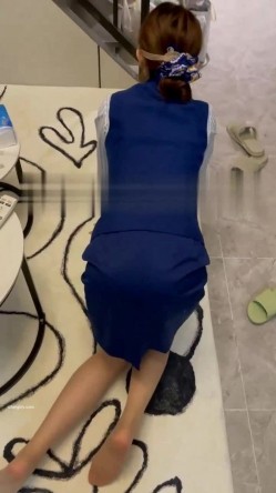 终极反差，穷人女神富人母狗，属性拉满，大神豪宅圈养极品性奴母狗日常调教，舔脚喝尿啪啪各种花样SM羞辱 截图3