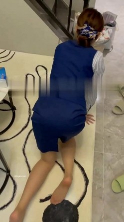 终极反差，穷人女神富人母狗，属性拉满，大神豪宅圈养极品性奴母狗日常调教，舔脚喝尿啪啪各种花样SM羞辱 截图4
