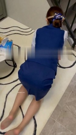 终极反差，穷人女神富人母狗，属性拉满，大神豪宅圈养极品性奴母狗日常调教，舔脚喝尿啪啪各种花样SM羞辱 截图5