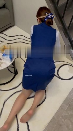 终极反差，穷人女神富人母狗，属性拉满，大神豪宅圈养极品性奴母狗日常调教，舔脚喝尿啪啪各种花样SM羞辱 截图6