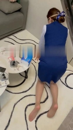 终极反差，穷人女神富人母狗，属性拉满，大神豪宅圈养极品性奴母狗日常调教，舔脚喝尿啪啪各种花样SM羞辱 截图7