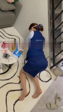终极反差，穷人女神富人母狗，属性拉满，大神豪宅圈养极品性奴母狗日常调教，舔脚喝尿啪啪各种花样SM羞辱 截图8