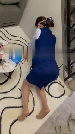 终极反差，穷人女神富人母狗，属性拉满，大神豪宅圈养极品性奴母狗日常调教，舔脚喝尿啪啪各种花样SM羞辱 截图9