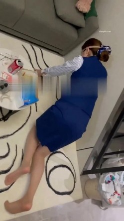 终极反差，穷人女神富人母狗，属性拉满，大神豪宅圈养极品性奴母狗日常调教，舔脚喝尿啪啪各种花样SM羞辱 截图10