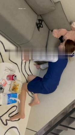 终极反差，穷人女神富人母狗，属性拉满，大神豪宅圈养极品性奴母狗日常调教，舔脚喝尿啪啪各种花样SM羞辱 截图12