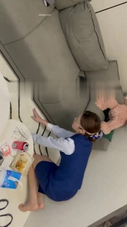 终极反差，穷人女神富人母狗，属性拉满，大神豪宅圈养极品性奴母狗日常调教，舔脚喝尿啪啪各种花样SM羞辱 截图13