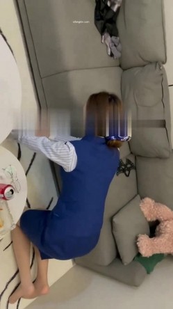 终极反差，穷人女神富人母狗，属性拉满，大神豪宅圈养极品性奴母狗日常调教，舔脚喝尿啪啪各种花样SM羞辱 截图15
