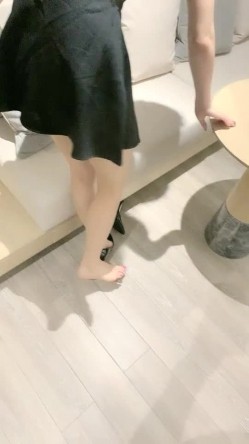 【Avove】，野战爱好者，带着炮友各地留精，最爱无毛肥逼包臀裙肉丝 截图1