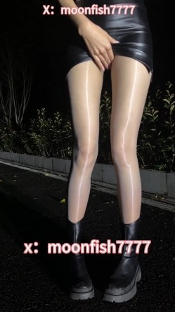 12月最新购买，极品顶级身材烧婊子【橙子橙子】私拍，透丝肛塞户外露出母狗式边走边尿道具紫薇高潮抽搐，特写镜头视觉盛宴 截图1