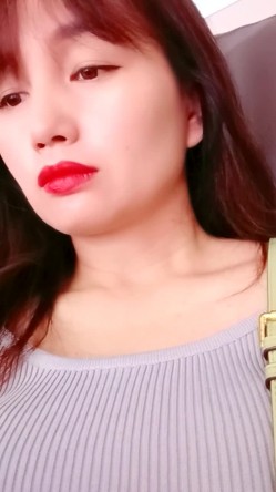 乡村美少妇，【甜甜小少妇】，户外顶着大太阳，开车找找刺激，逼里塞跳蛋 截图2
