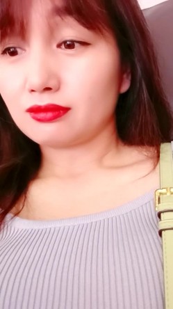 乡村美少妇，【甜甜小少妇】，户外顶着大太阳，开车找找刺激，逼里塞跳蛋 截图3