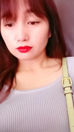 乡村美少妇，【甜甜小少妇】，户外顶着大太阳，开车找找刺激，逼里塞跳蛋 截图4